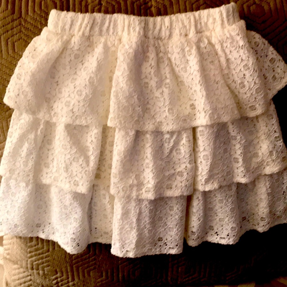 Young Girls Lace Skirt.